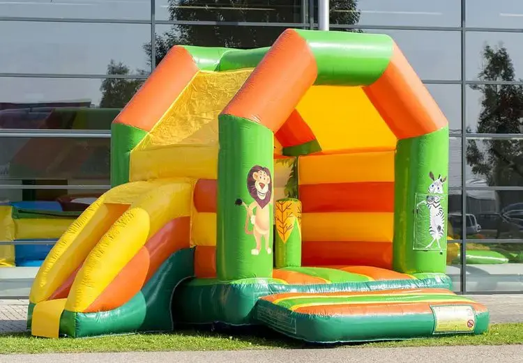 Springkasteel met glijbaan
